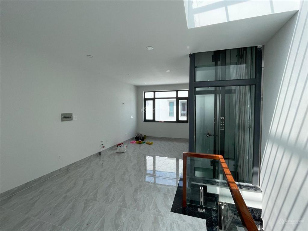 Cho thuê nhà mt đường 20m. dt 5x20m. hầm 4 lầu. thang máy. sàn trống giá 45tr/tháng.  0972 543 ***