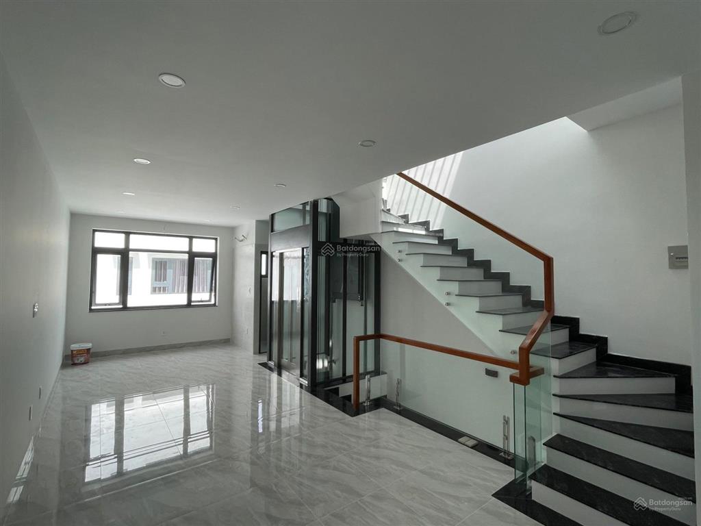 Cho thuê nhà mt đường 20m. dt 5x20m. hầm 4 lầu. thang máy. sàn trống giá 45tr/tháng.  0972 543 ***