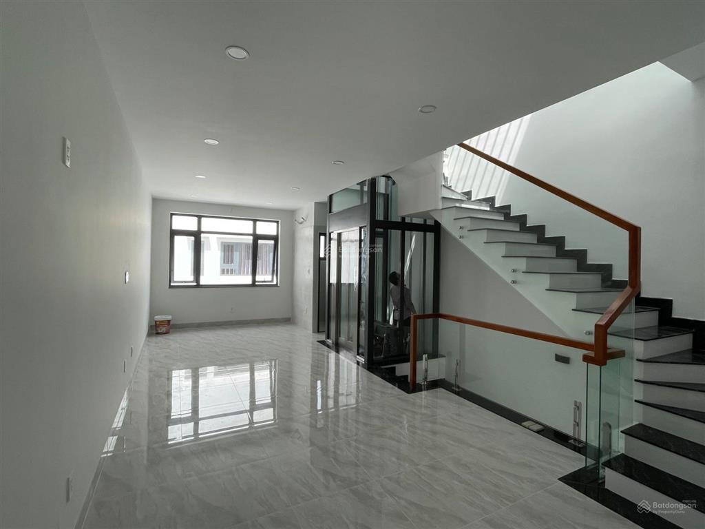 Cho thuê nhà mt đường 20m. dt 5x20m. hầm 4 lầu. thang máy. sàn trống giá 45tr/tháng.  0972 543 ***