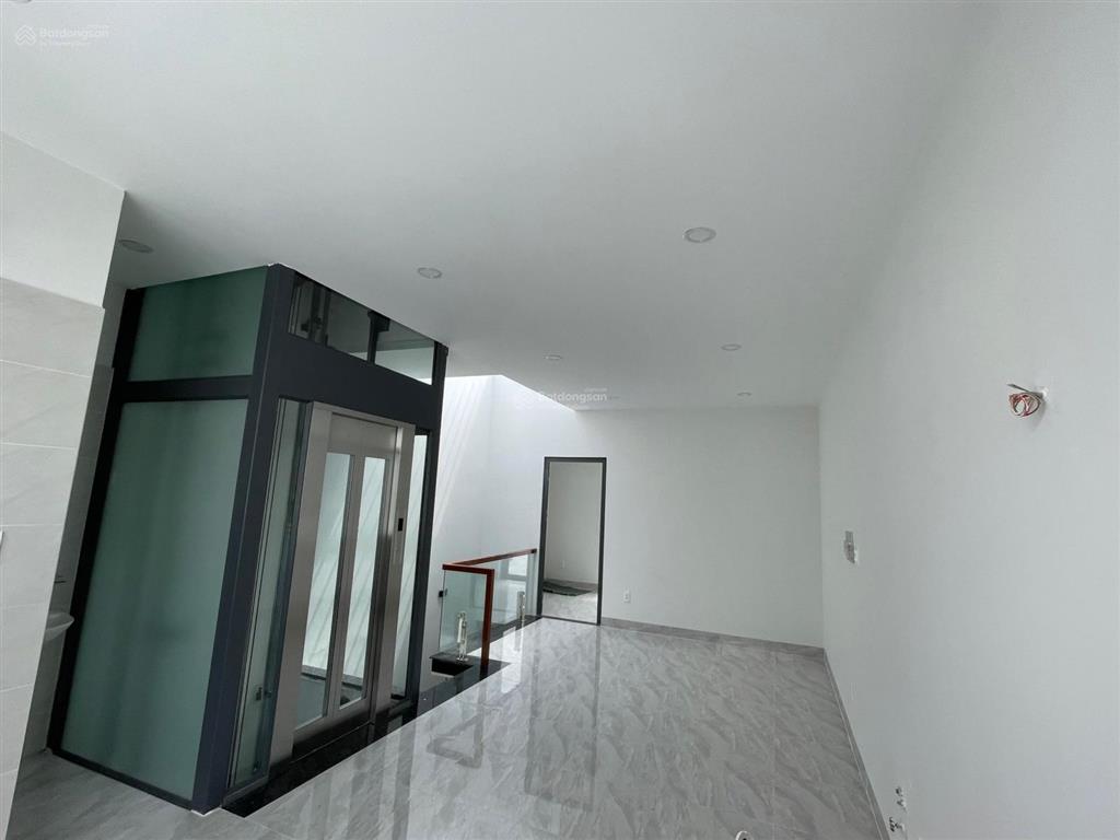 Cho thuê nhà mt đường 20m. dt 5x20m. hầm 4 lầu. thang máy. sàn trống giá 45tr/tháng.  0972 543 ***