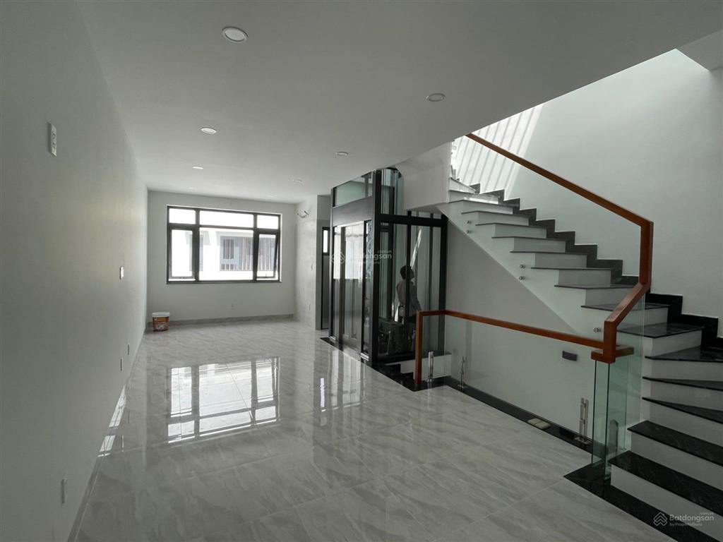 Cho thuê nhà mt đường 20m. dt 5x20m. hầm 4 lầu. thang máy. sàn trống giá 45tr/tháng.  0972 543 ***