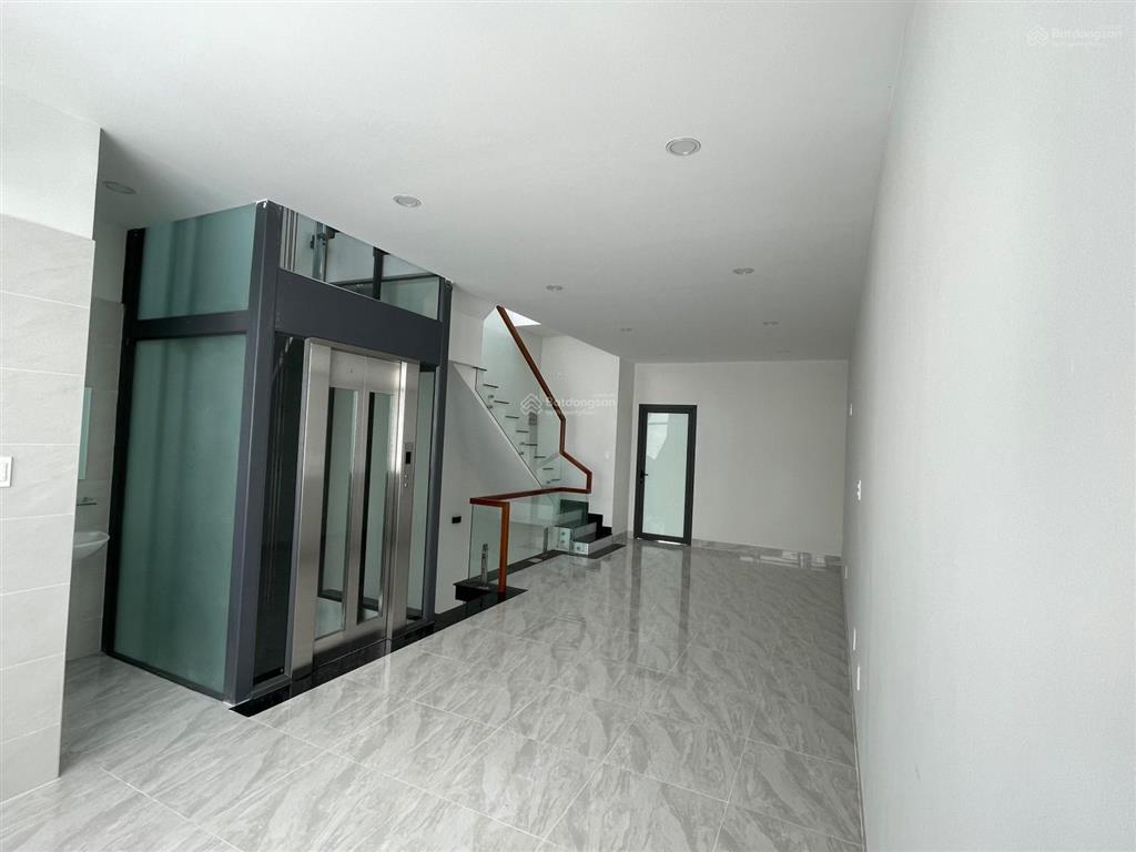 Cho thuê nhà mt đường 20m. dt 5x20m. hầm 4 lầu. thang máy. sàn trống giá 45tr/tháng.  0972 543 ***