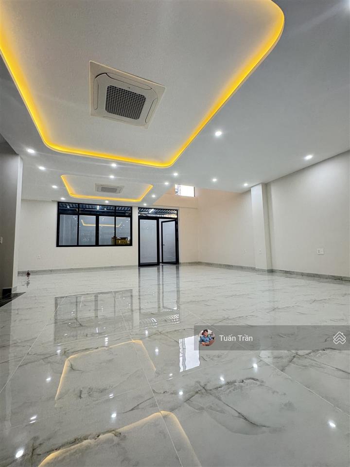 Cho thuê nhà mới 100% ngay đường n3, dt 10x18m. hầm 4 lầu. sàn trống suốt. giá 95tr/tháng