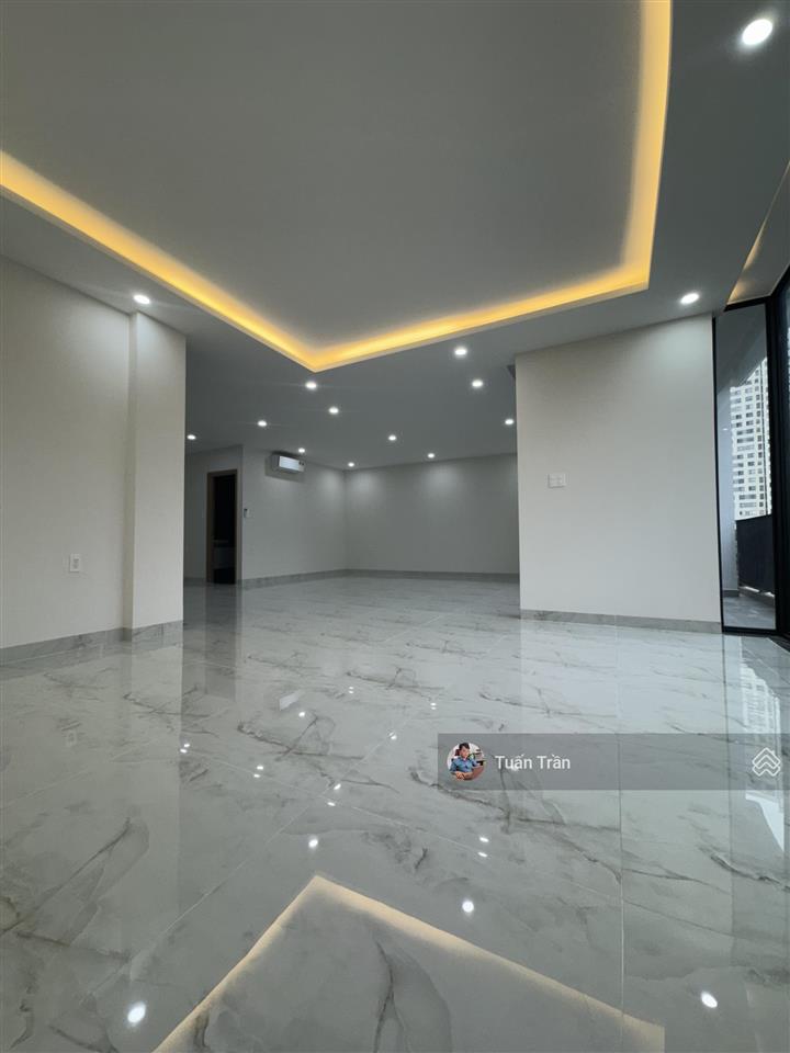Cho thuê nhà mới 100% ngay đường n3, dt 10x18m. hầm 4 lầu. sàn trống suốt. giá 95tr/tháng