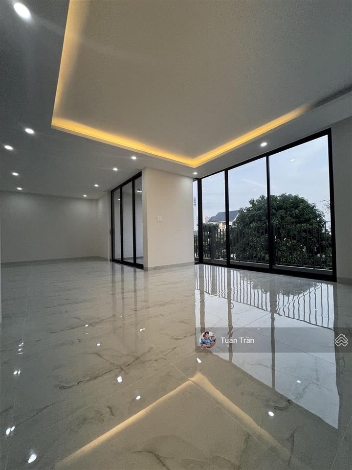Cho thuê nhà mới 100% ngay đường n3, dt 10x18m. hầm 4 lầu. sàn trống suốt. giá 95tr/tháng