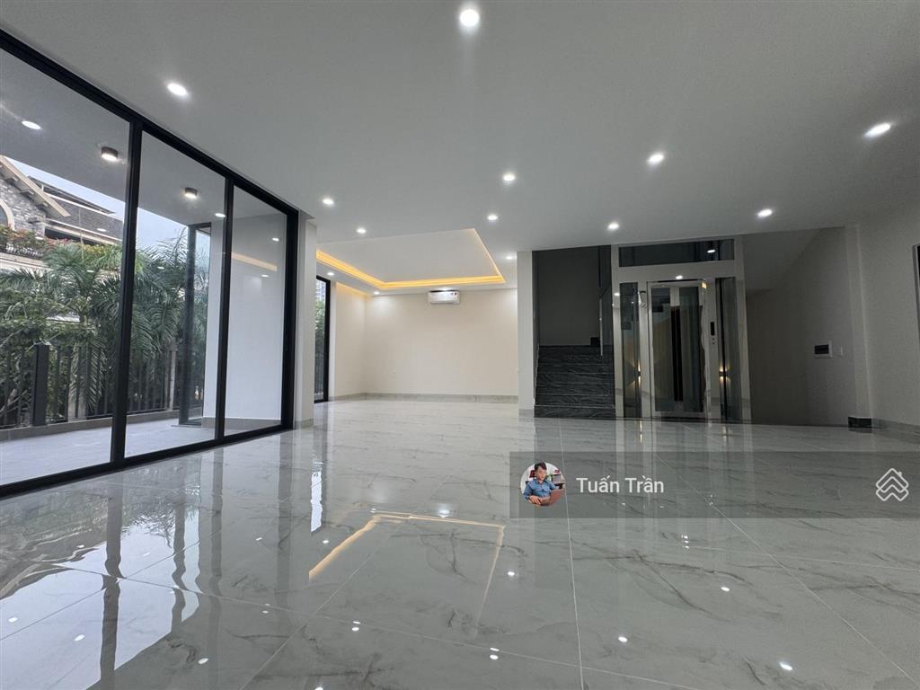 Cho thuê nhà mới 100% ngay đường n3, dt 10x18m. hầm 4 lầu. sàn trống suốt. giá 95tr/tháng