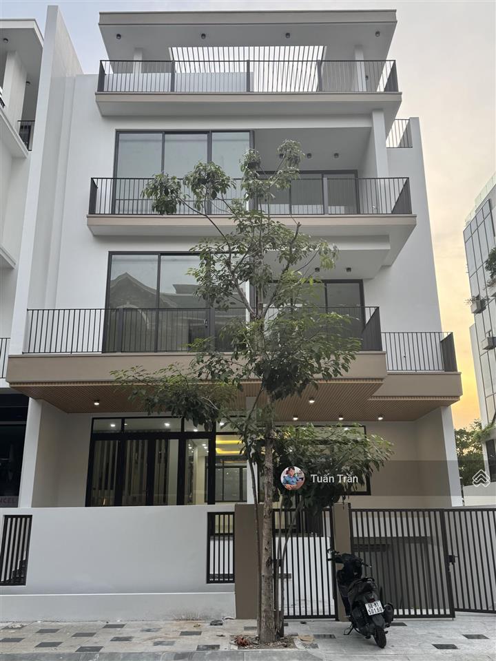 Cho thuê nhà mới 100% ngay đường n3, dt 10x18m. hầm 4 lầu. sàn trống suốt. giá 95tr/tháng