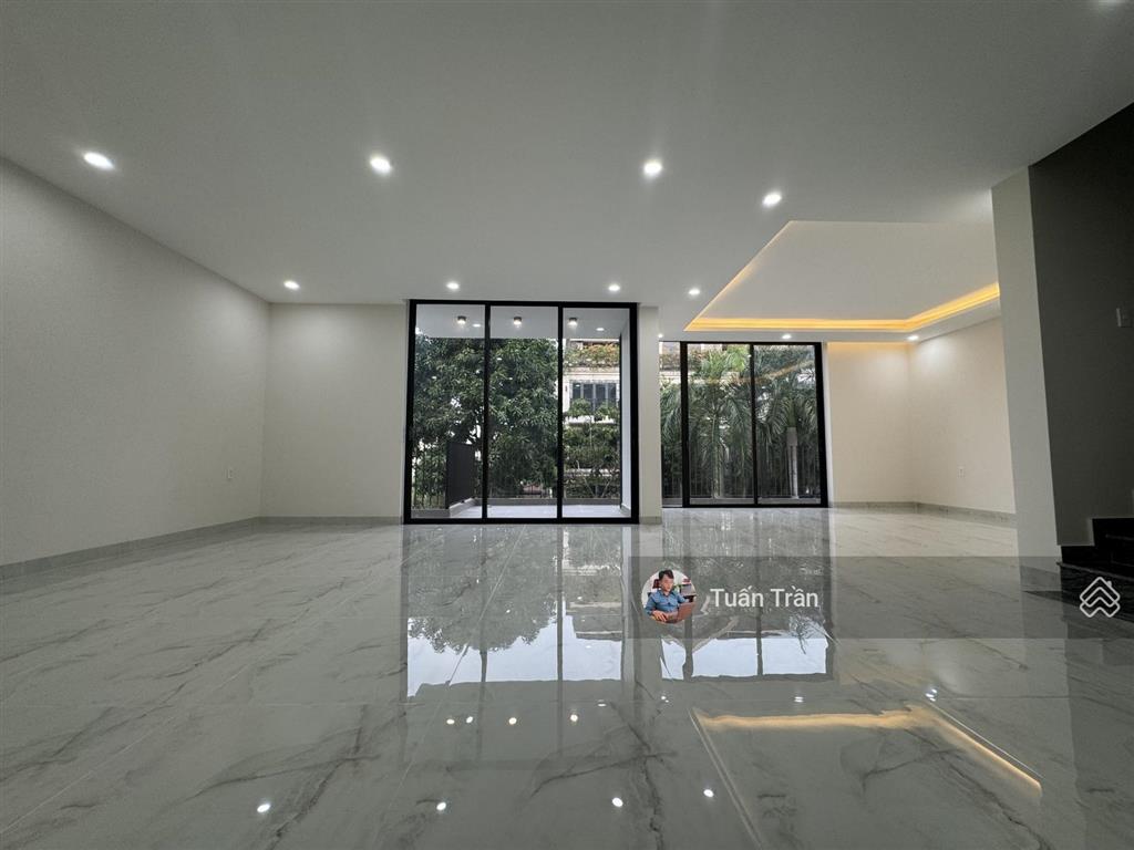 Cho thuê nhà mới 100% ngay đường n3, dt 10x18m. hầm 4 lầu. sàn trống suốt. giá 95tr/tháng