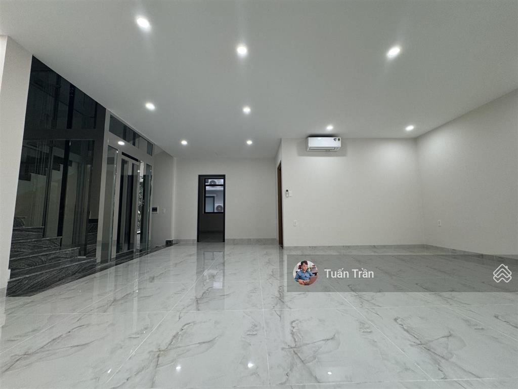 Cho thuê nhà mới 100% ngay đường n3, dt 10x18m. hầm 4 lầu. sàn trống suốt. giá 95tr/tháng