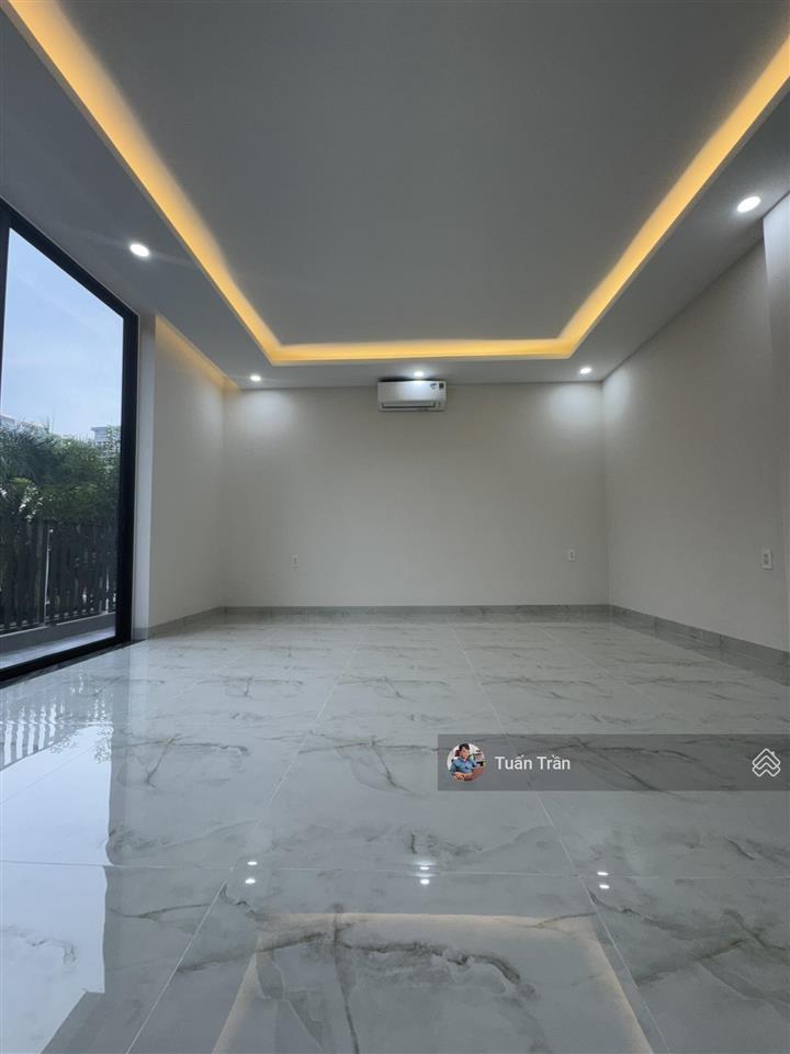 Cho thuê nhà mới 100% ngay đường n3, dt 10x18m. hầm 4 lầu. sàn trống suốt. giá 95tr/tháng