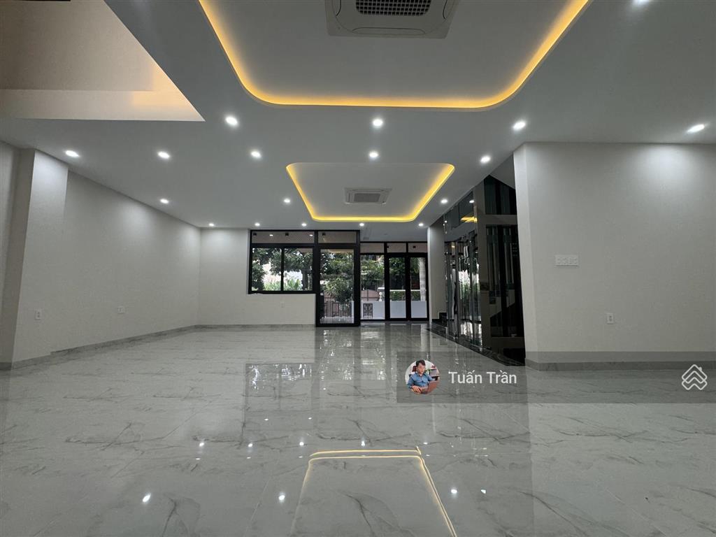 Cho thuê nhà mới 100% ngay đường n3, dt 10x18m. hầm 4 lầu. sàn trống suốt. giá 95tr/tháng