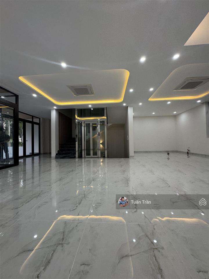 Cho thuê nhà mới 100% ngay đường n3, dt 10x18m. hầm 4 lầu. sàn trống suốt. giá 95tr/tháng