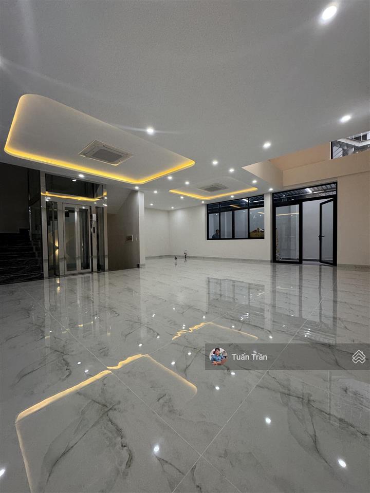 Cho thuê nhà mới 100% ngay đường n3, dt 10x18m. hầm 4 lầu. sàn trống suốt. giá 95tr/tháng