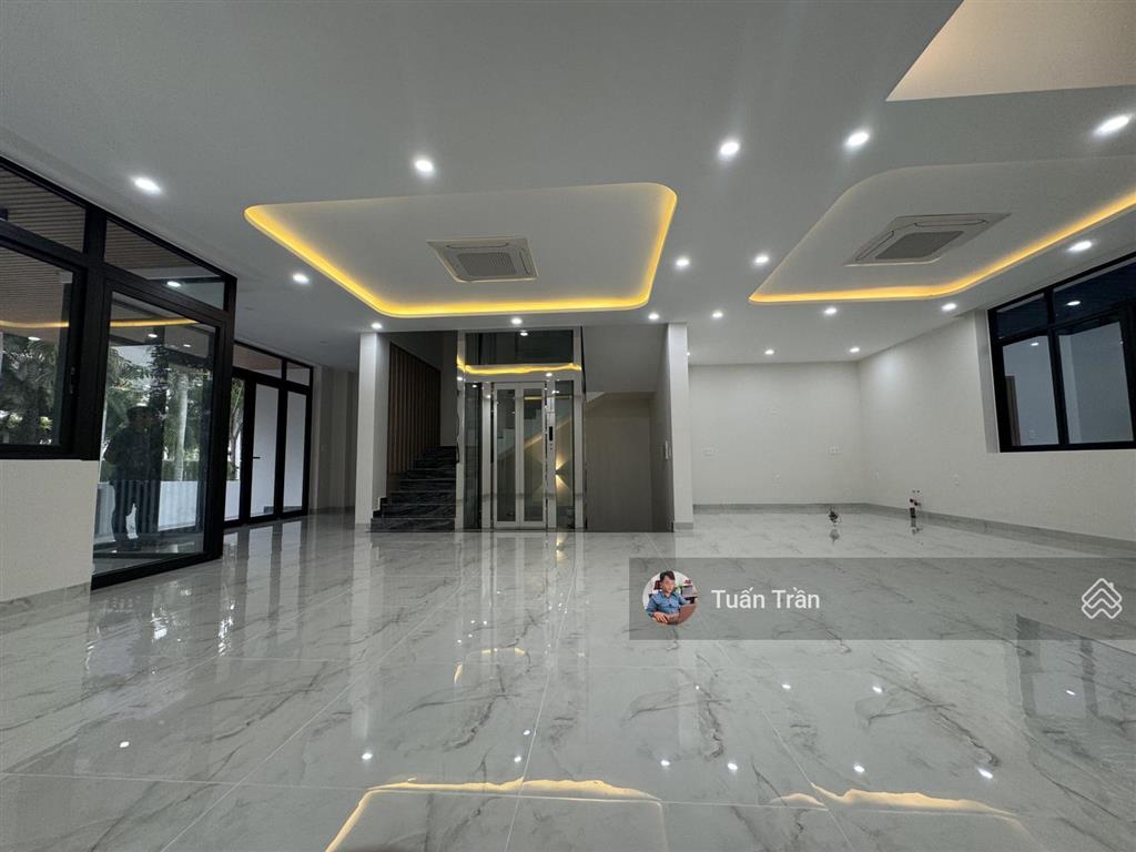 Cho thuê nhà mới 100% ngay đường n3, dt 10x18m. hầm 4 lầu. sàn trống suốt. giá 95tr/tháng