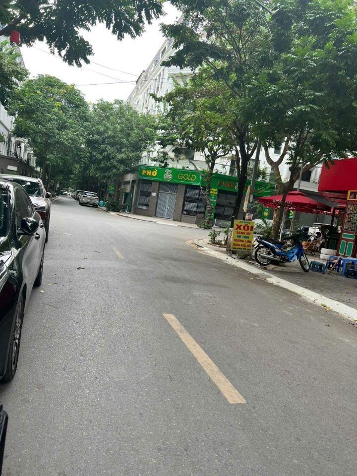 - Bán lô đất dịch vụ Vạn Phúc NO6B ô 26 có dt 45,3m. Vị trí đẹp, giá rẻ