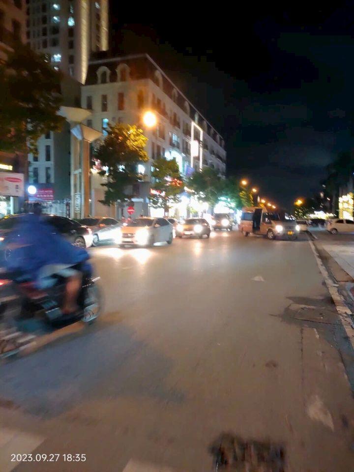 - Bán lô đất dịch vụ Vạn Phúc NO6B ô 26 có dt 45,3m. Vị trí đẹp, giá rẻ