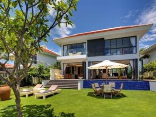 Cần tiền bán gấp villa mặt biển giá tốt nhất thị trường