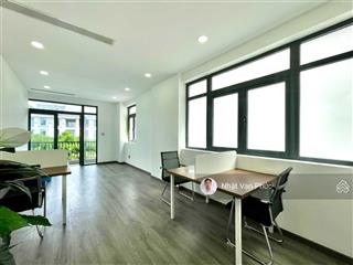 Văn phòng 30m2, full nội thất, có ban công view công viên giá tốt chỉ 7 triệu