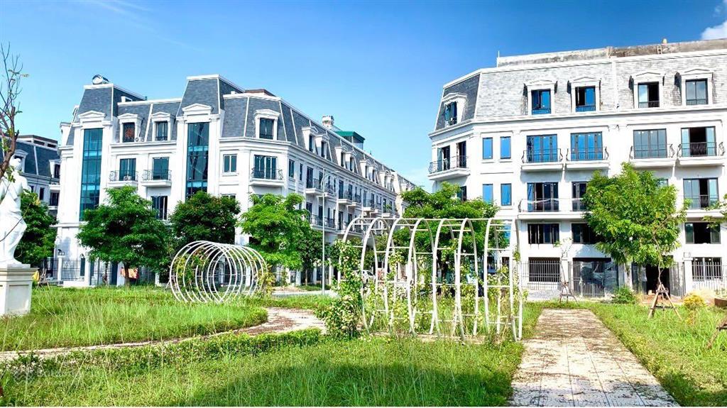 Em bán liền kề view nội khu, sổ đỏ 75m80m.giá hơn 9 tỉ,cam kết rẻ nhất dự án,không lỗi.