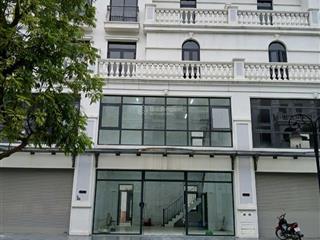 Cho thuê nhà phố shophouse diện tích sử dụng 270m2 sàn trống giá 20tr/th đường 30m  0909 934 ***