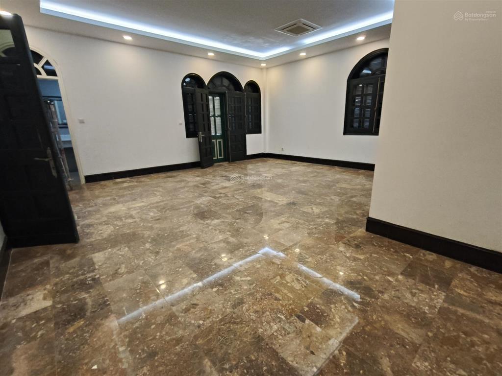 Cho thuê biệt thự 5 tầng sân vườn rộng rãi mặt phố âu cơ, tây hồ, hà nội