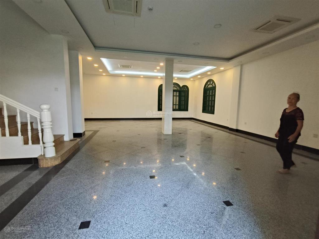 Cho thuê biệt thự 5 tầng sân vườn rộng rãi mặt phố âu cơ, tây hồ, hà nội