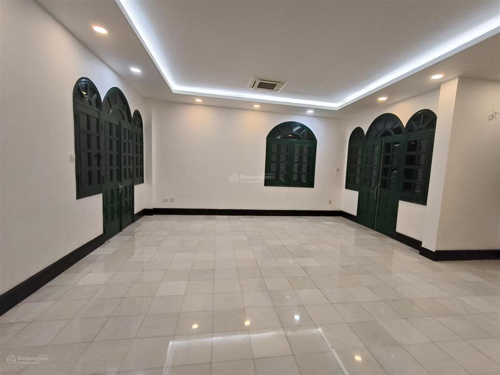Cho thuê biệt thự 5 tầng sân vườn rộng rãi mặt phố âu cơ, tây hồ, hà nội
