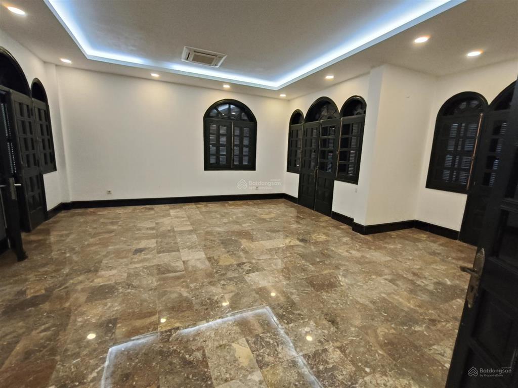 Cho thuê biệt thự 5 tầng sân vườn rộng rãi mặt phố âu cơ, tây hồ, hà nội