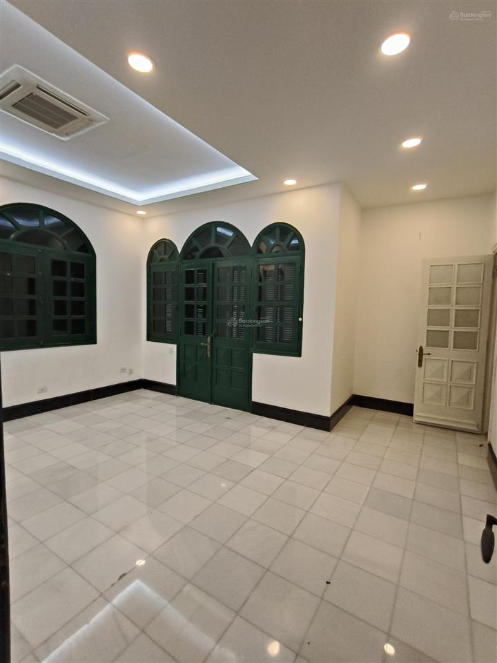 Cho thuê biệt thự 5 tầng sân vườn rộng rãi mặt phố âu cơ, tây hồ, hà nội