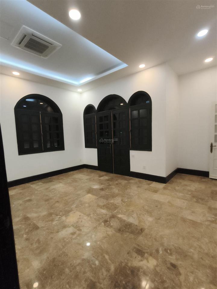 Cho thuê biệt thự 5 tầng sân vườn rộng rãi mặt phố âu cơ, tây hồ, hà nội