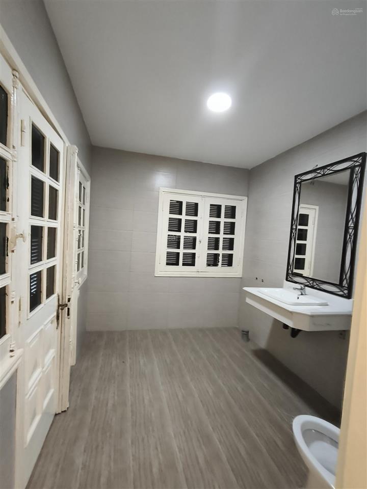 Cho thuê biệt thự 5 tầng sân vườn rộng rãi mặt phố âu cơ, tây hồ, hà nội