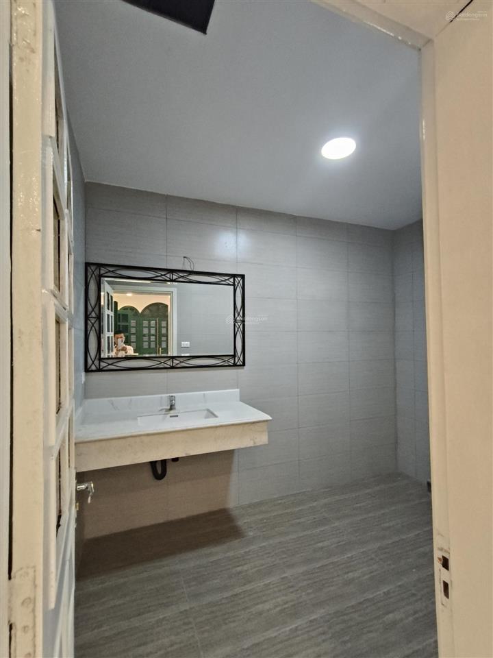 Cho thuê biệt thự 5 tầng sân vườn rộng rãi mặt phố âu cơ, tây hồ, hà nội
