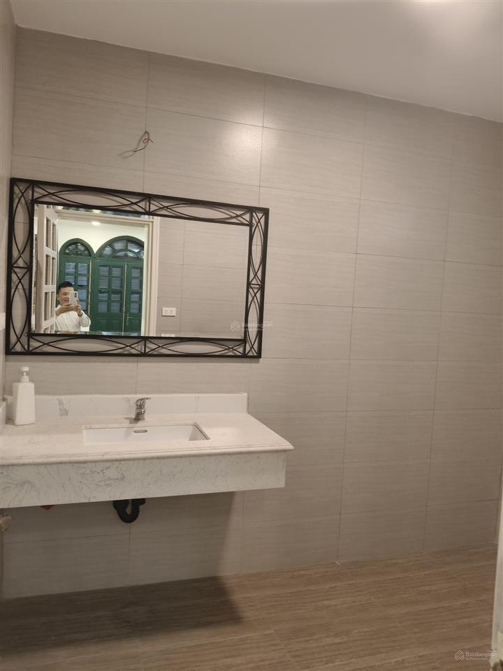 Cho thuê biệt thự 5 tầng sân vườn rộng rãi mặt phố âu cơ, tây hồ, hà nội