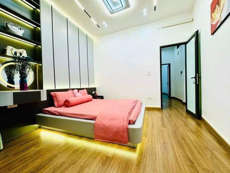 Bán Nhà Tân Mai , DT 40m2 , Giá Hơn 8 tỷ , Lô góc , oto tránh , Kinh doanh