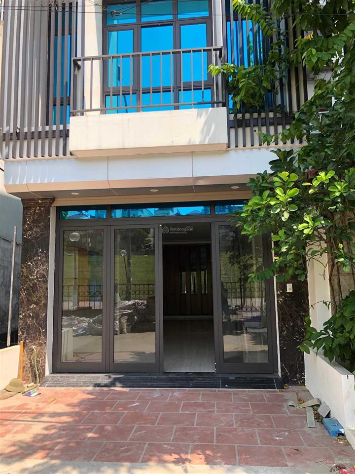 Cho thuê vp ôtô đỗ cửa 14/1ngọc lâm, đối diện đê, cách cầu c/dương 300m, giá từ 3tr 0913 345 ***