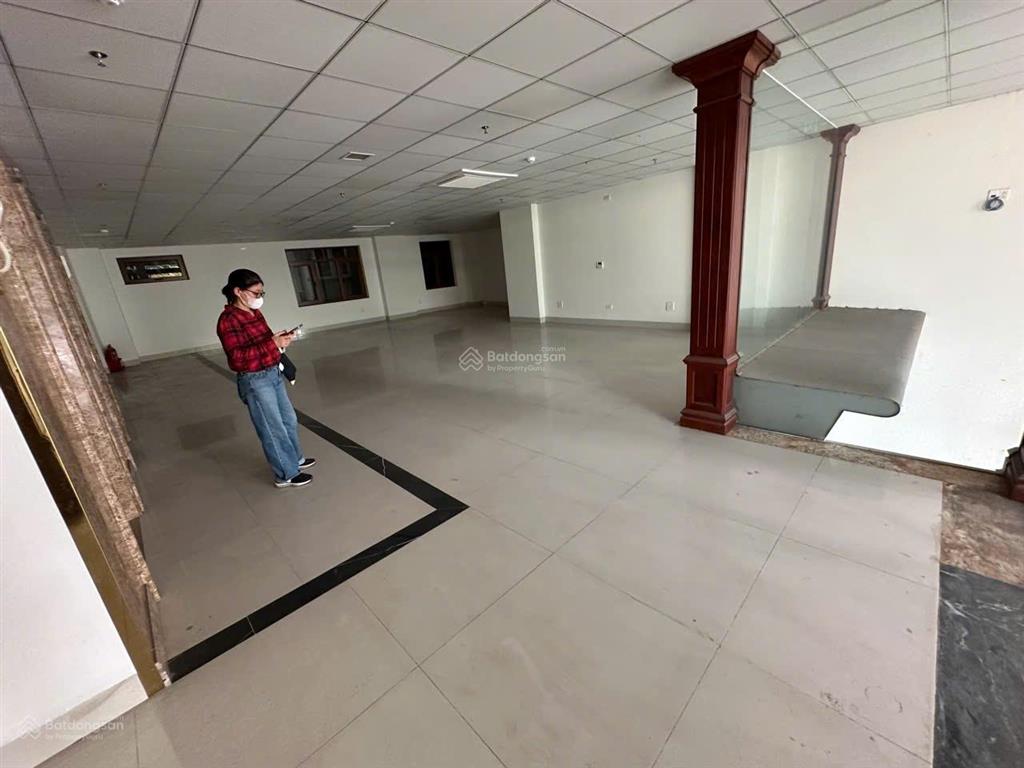 Cho thuê nhà mặt phố trần khát chân, dt 200m2x2 tầng + hầm, mt 8m nở hậu, giá 180tr,  0968 896 ***