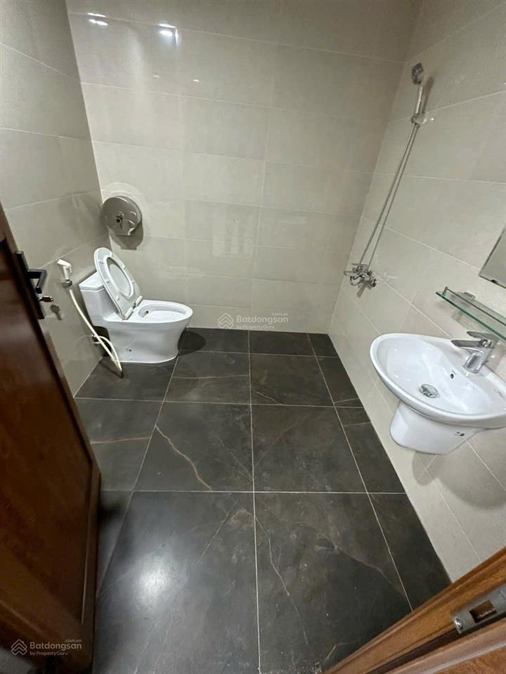 Cho thuê nhà mặt phố trần khát chân, dt 200m2x2 tầng + hầm, mt 8m nở hậu, giá 180tr,  0968 896 ***