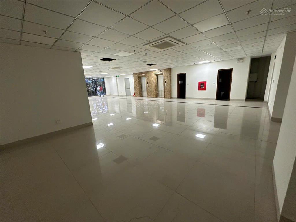 Cho thuê nhà mặt phố trần khát chân, dt 200m2x2 tầng + hầm, mt 8m nở hậu, giá 180tr,  0968 896 ***