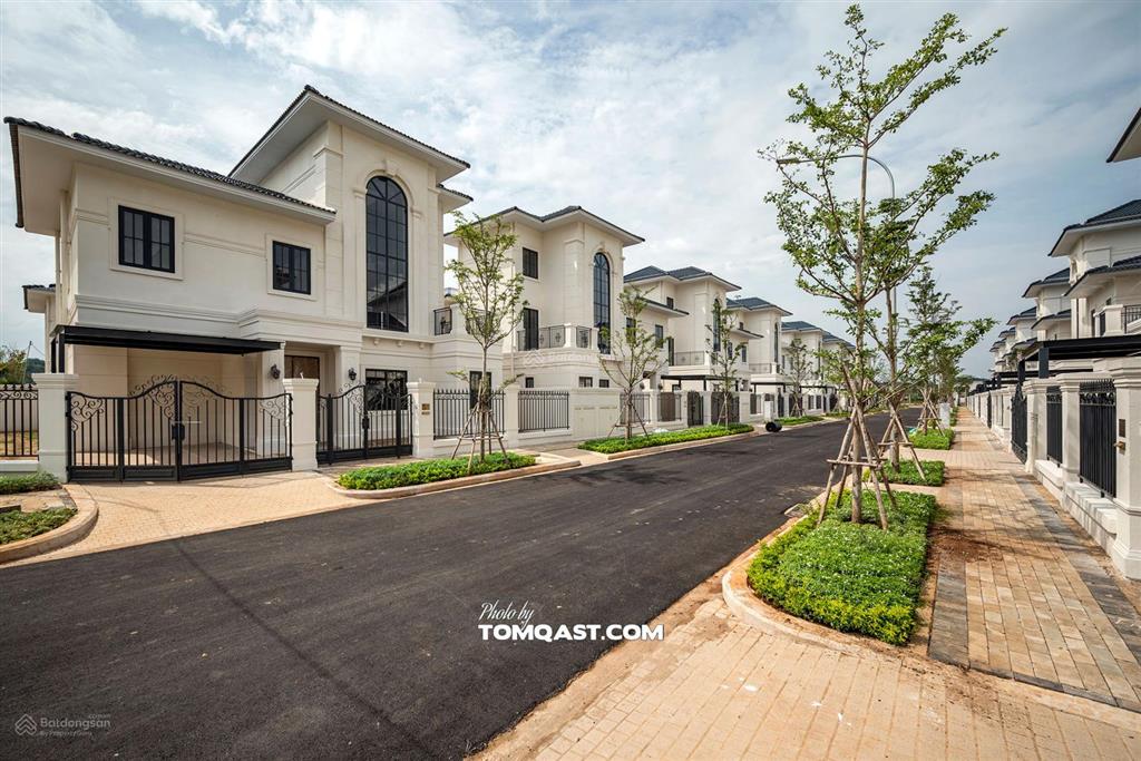 Bán biệt thự đơn lập kiểu pháp vị trí góc siêu đẹp, mặt tiền đường lớn 30m, giá tốt nhất dự án