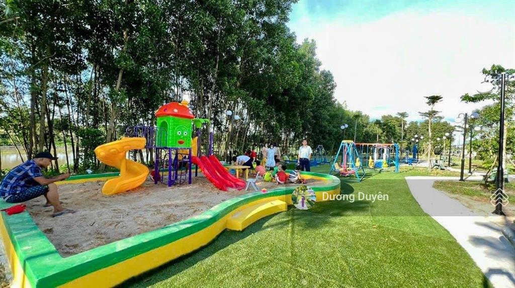 Cần bán căn shophouse ngay trục đường lớn cạnh trường đh quốc tế việt đức  bến cát 0975 362 ***