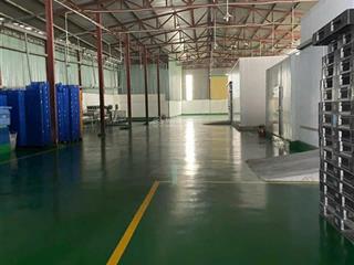 Nền epoxy sơn sáng bóng. khách thuê tiết kiệm chi phí cải tạo. dt thuê 260 hoặc 730m2. 68k/m2