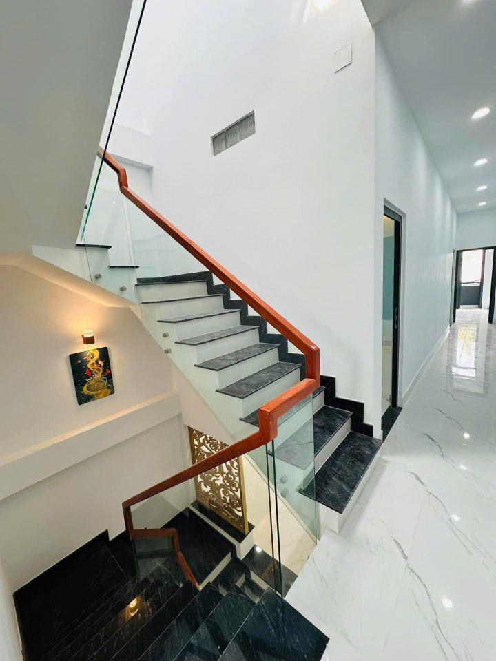  Cần bán gấp nhà mặt đường 385 phường Tăng Nhơn Phú A. Q9,243m2..,3tầng,19 tỷ