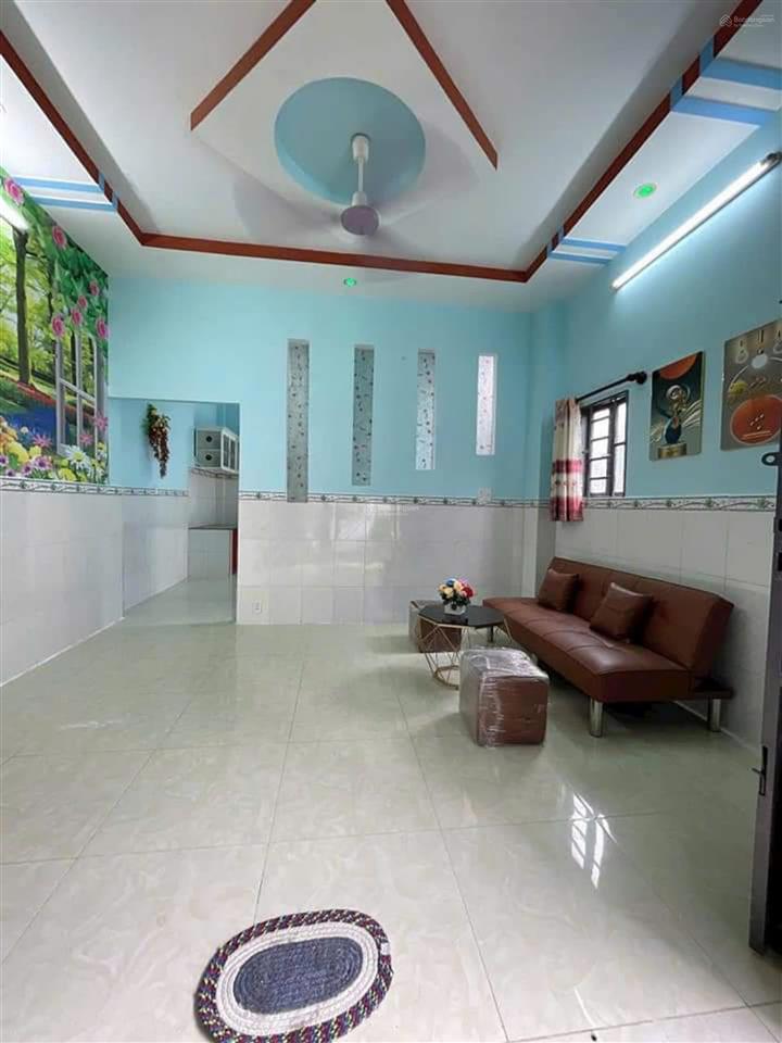 Nhà lầu mới tinh, 4 phòng ngủ, sổ hồng riêng, cách đường nhựa 50m, giá 1,82 tỉ