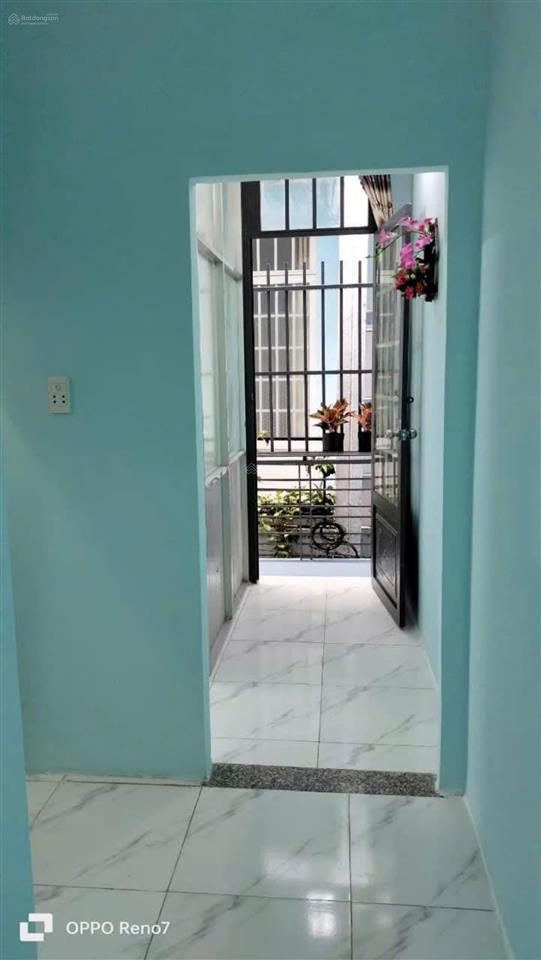 Nhà lầu mới tinh, 4 phòng ngủ, sổ hồng riêng, cách đường nhựa 50m, giá 1,82 tỉ