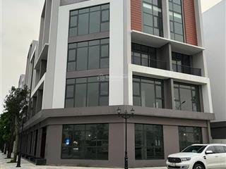 Cho thuê shophouse góc 3 thoáng, tổng diện tích sàn xây dựng lên đến 525 m2, ngay cạnh sông venice