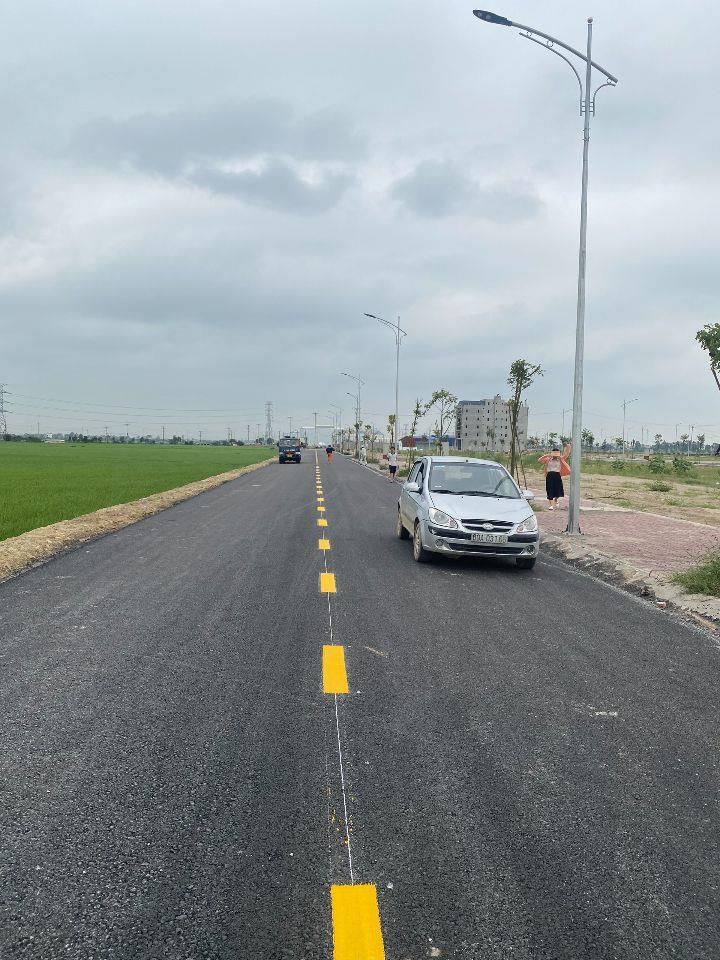 Lưỡi A đình cao view trung tâm thương mại dịch vụ