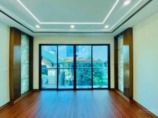 Cho thuê nhà phân lô phố nguyên hồng. 45m2 x 4t, mỗi tầng chia 2p, nhà mới, ô tô tránh. 16tr/th