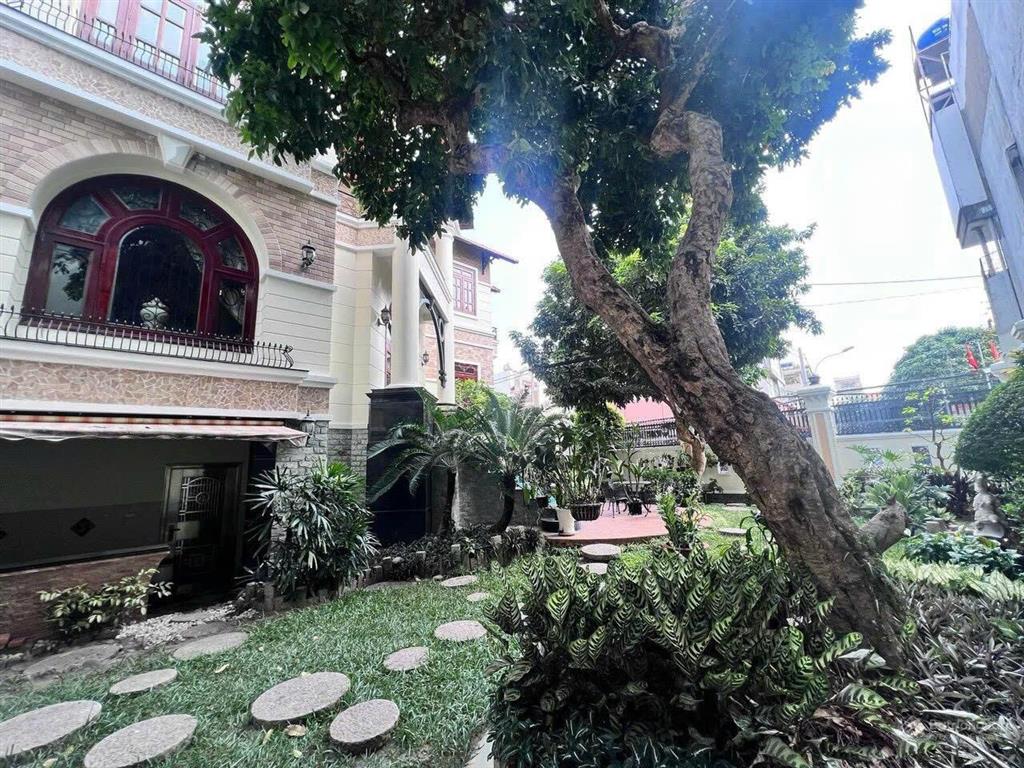 Tôi cần bán villa đc 1073/5 cmt8, bề ngang 29m dài 20m, đã xin giấy tách được 5 thửa, giá 99 tỷ