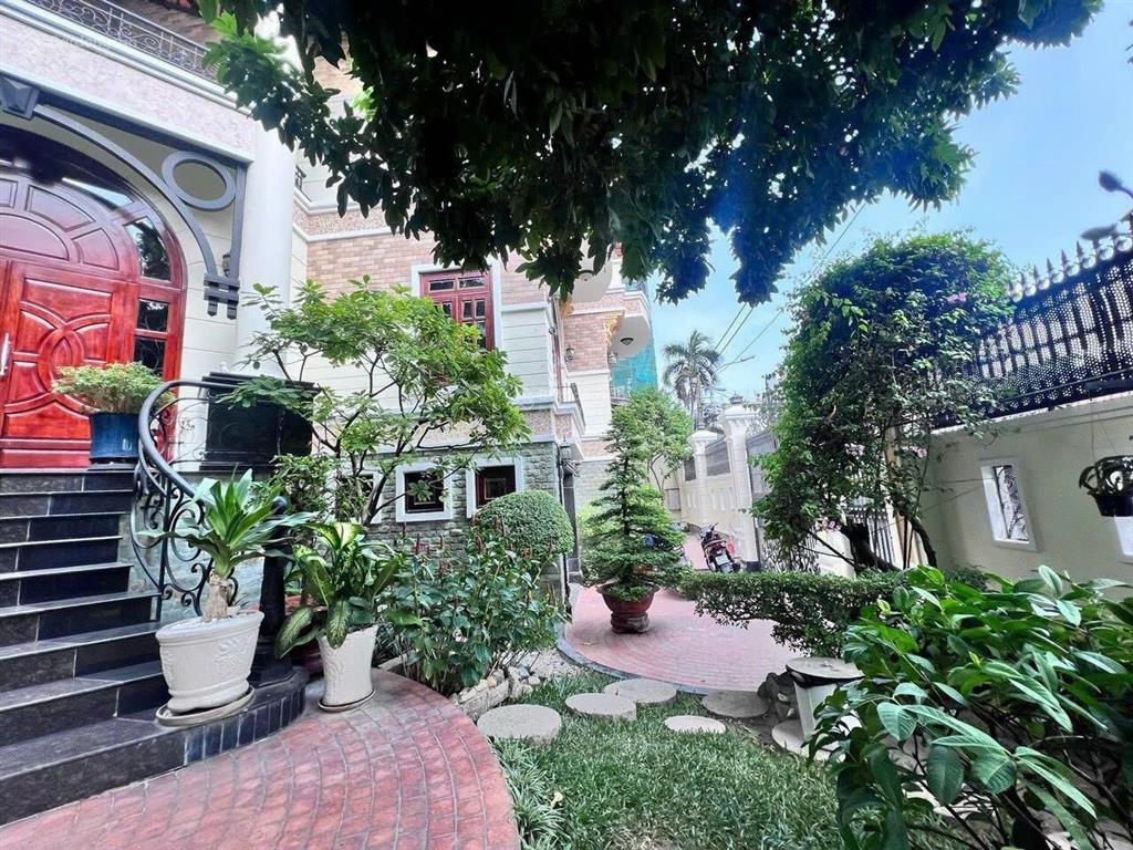 Tôi cần bán villa đc 1073/5 cmt8, bề ngang 29m dài 20m, đã xin giấy tách được 5 thửa, giá 99 tỷ