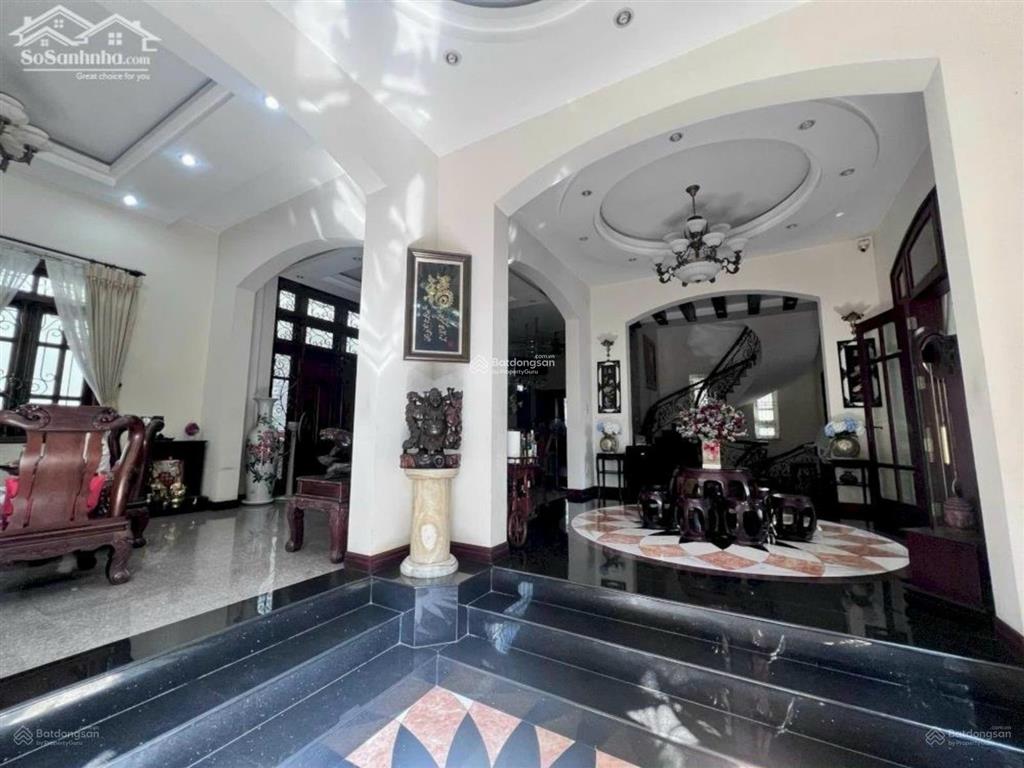 Tôi cần bán villa đc 1073/5 cmt8, bề ngang 29m dài 20m, đã xin giấy tách được 5 thửa, giá 99 tỷ
